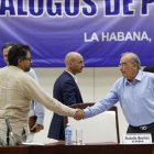 El comandante de las FARC y líder del equipo negociador de paz Luciano Marin 'Ivan Marquez' estrecha la mano del jefe negociador del Gobierno colombiano  Humberto de la Calle, el viernes.