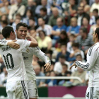 James Rodríguez, Cristiano Ronaldo y "Chicharito" Hernández celebran uno de los goles ante el Deportivo.