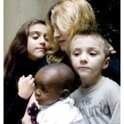 La cantante Madonna posa junto a sus hijos Lourdes, Rocco  y el pequeño David Banda