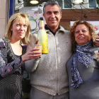 Los loteros que distribuyeron parte dle segundo premio en León celebran su suerte.