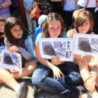 Tres alumnas de Jorque Marqués con los carteles en memoria del profesor fallecido.