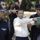 El padre de los niños desaparecidos, en una foto de archivo, junto a agentes de la policía.