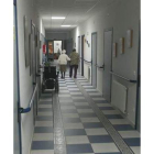 Dos personas mayores caminan por los pasillos de una residencia