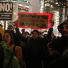 Manifestantes contrarios a los polémicos oleoductos Keystone XL y Dakota Access protestan contra las órdenes de Trump de reanudar su construcción, en Nueva York, el 24 de enero.