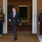 El presidente del Gobierno, Mariano Rajoy, a las puertas del palacio de La Moncloa. BALLESTEROS