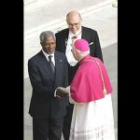 Numerosos mandatarios han acudido a Roma para asistir al funeral de Juan Pablo II, como Kofi Anan que es recibido por el Obispo James Harvey.