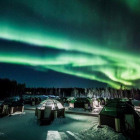 Una  Aurora Boreal se ve en el cielo sobre Arctic Snowhotel en Rovaniemi Finlandia