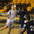 La defensa gallega frenó ayer a los canteranos.