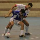 Sergio Piñeiro, de blanco, trata de frenar el avance del jugador ovetense Manuel