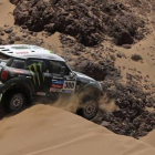 Stéphane Peterhansel supera con su mini un tramo complicado de arena en el rali Dakar.