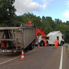 Una grúa de gran tamaño retiró el vehículo de la carretera. V.A