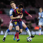 Jon Gaztañaga sujeta a Leo Messi en un lance de un partido.