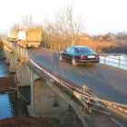 El vehículo se precipitó al vacío tras derribar varios metros de la protección del puente