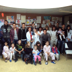 Jugadores y técnicos estuvieron ayer con los niños en el Hospital del Bierzo.