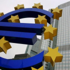 Logotipo del euro ante la sede del Banco Central Europeo, en Fráncfort.