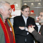 Cayo Lara y el eurodiputado Willy Meyer escuchan al diputado del partido, Gaspar Llamazares
