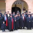 Los miembros de la cofradía de San Antón ayer antes de entrar en la ermita para honrar a su patrón