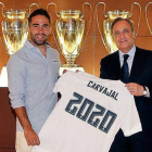 Florentino Pérez entrega una camiseta a Carvajal con el dorsal 2020, tras firmar el lateral la ampliación de contrato.