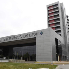 Imagen frontal del Caule, el Centro Asistencial Universitario de León. J. CASARES