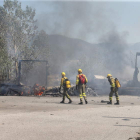 Los bomberos en las labores de extinción del incendio al que ayer se referían los concejales. A. F. BARREDO