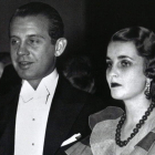 El aristócrata georgiano Alexis Mdivani y su mujer, Bárbara Hutton, en el Metropolitan Opera. El collar subastado Hutton-Mdivani.