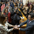 Susana Díaz felicita a Juan Manuel Moreno Bonilla tras ser elegido presidente de Andalucía. RAÚL CARO