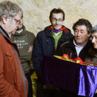 El escritor Ian Gibson hace entrega a una familia de los restos exhumados en Valdenoceda, ayer. EFE