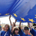 Estudiantes polacos portan una bandera de la UE en una manifestación celebrada en mayo del 2005.