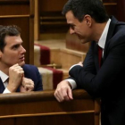 Rivera y Sánchez conversan en un hemiciclo del Congreso de los Diputados
