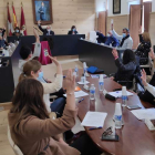 Un instante de una votación durante el Pleno de ayer. A. R.