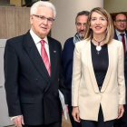 El presidente de Cruz Roja, Varela, y la consejera, García. R. GARCÍA