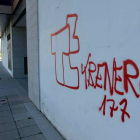 Una de las pintadas en la calle Matías Prats, en el nuevo barrio de La Rosaleda.