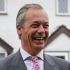 Nigel Farage, líder del UKIP, sonríe en el exterior de su casa, en Downe, antes de ir a votar.
