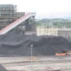 El parque de carbones de Compostilla, el pasado viernes, con la térmica al fondo.