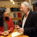 Raquel Lanseros y Julio Llamazares, momentos antes de la presentación en la SGAE.