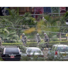 El ejército de Kenia cerca el centro comercial Westgate de Nairobi tras el asalto, el sábado, por un grupo terrorista islamista.