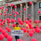 El pequeño Said, de 8 años, sostiene frente al Congreso el cartel en recuerdo de los 423 niños que se han ahogado en el Mediterráneo en el último año.