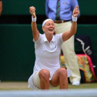 La checa Petra Kvitova se deja caer tras ganar el último punto de final de Wimbledon a la canadiense Eugenie Bouchard.