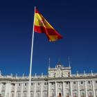 La bandera de España en el patio del Palacio Real en Madrid. KIKO HUESCA