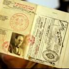 La directora del Museo del Holocausto de Buenos Aires muestra el pasaporte falso de Eichmann