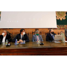 González Eguren, Suárez-Quiñones, García Marín, Calvo Sáez y Rodríguez Ferri, durante la mesa redonda celebrada ayer en el Paranifo de Veterinaria. RAMIRO