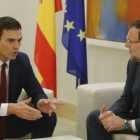 El presidente Mariano Rajoy se reúne en el jefe de la oposición, Pedro Sánchez, para detener el proceso independentista.