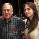 Luis García Zurdo con su hija Graciela y, a la derecha, una de sus nuevas obras.