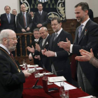 Los príncipes, Mariano Rajoy y el ministro Wert aplauden a José Caballero Bonald, tras recibir éste el premio Cervantes.