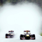 Vettel rueda por delante de Alguersuari bajo la lluvia de Spa.