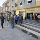 Vecinos de La Virgen en la calle donde se produjo el pequeño incendio.