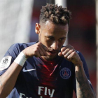 Neymar hace el gesto de llorar para replicar a la afición del Nimes que se había burlado de él. /