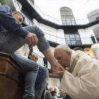 El Papa durante el ritual de lavar los pies a uno de los presos de la cárcel Regina Coeli de Roma.