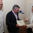 Raúl Valcarce recogió ayer el diploma acreditativo en el centro de la Uned en Ponferrada. ANA F. BARREDO