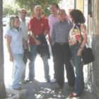 Representantes de la oposición en el Ayuntamiento, con los vecinos de El Ejido.